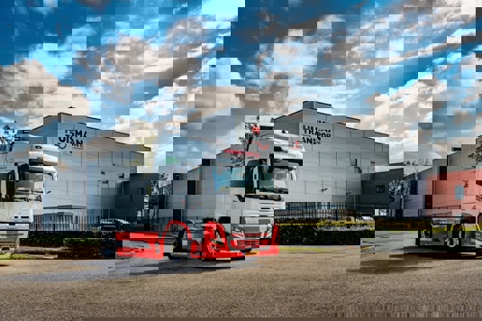 𝗛𝘂𝗶𝘀𝗺𝗮𝗻 𝗧𝗿𝗮𝗻𝘀𝗽𝗼𝗿𝘁 rijdt met elektrische truck