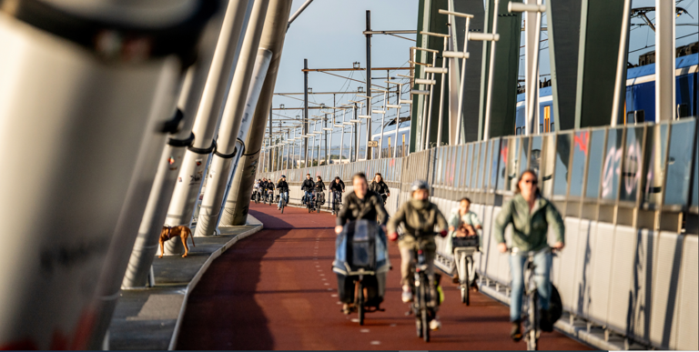 De Snelbinder, Nijmegen - trein en fietsers