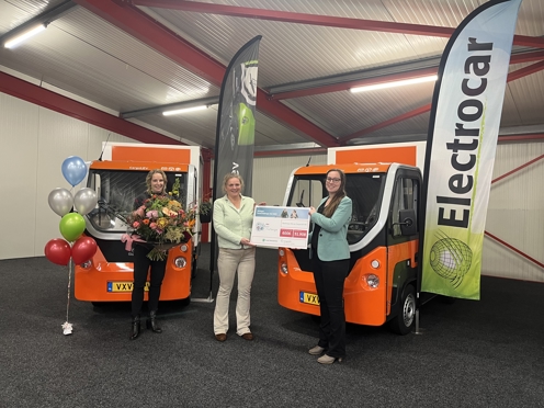 Electrocar & Cargolev uit Zevenaar krijgt een prijs omdat ze de meeste kilometers hebben gefietst tijdens de A12 FietsChallenge