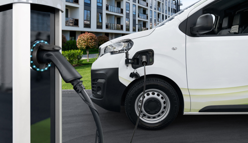 Elektrische bestelwagen aan de oplader