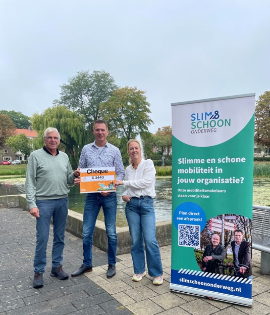Foto Richard Overhandigt Cheque Aan Stichting Leergeld Nijmegen