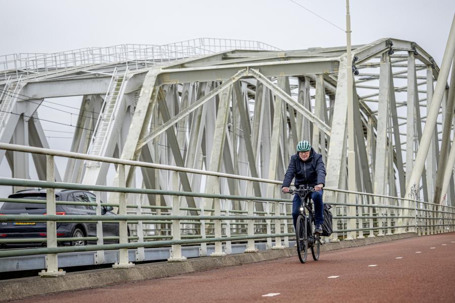 Fietser Westervoortse Brug4 Big