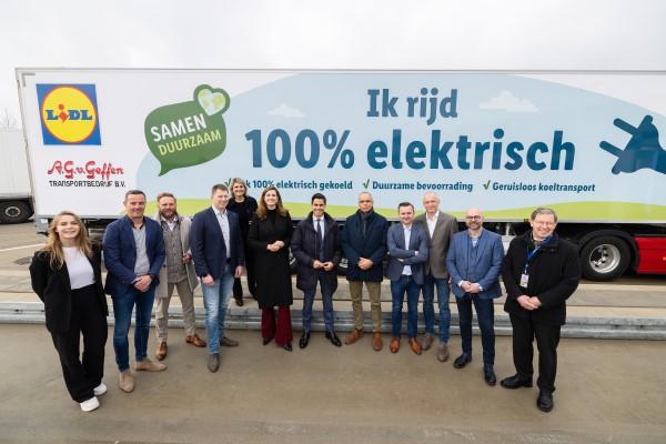 Demissionair minister van klimaat en energie Rob Jetten en diverse andere personen tijdens de opening van het snellaadplein op het distributiecentrum van Lidl in Oosterhout