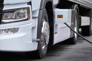 Elektrische vrachtwagen laadt op